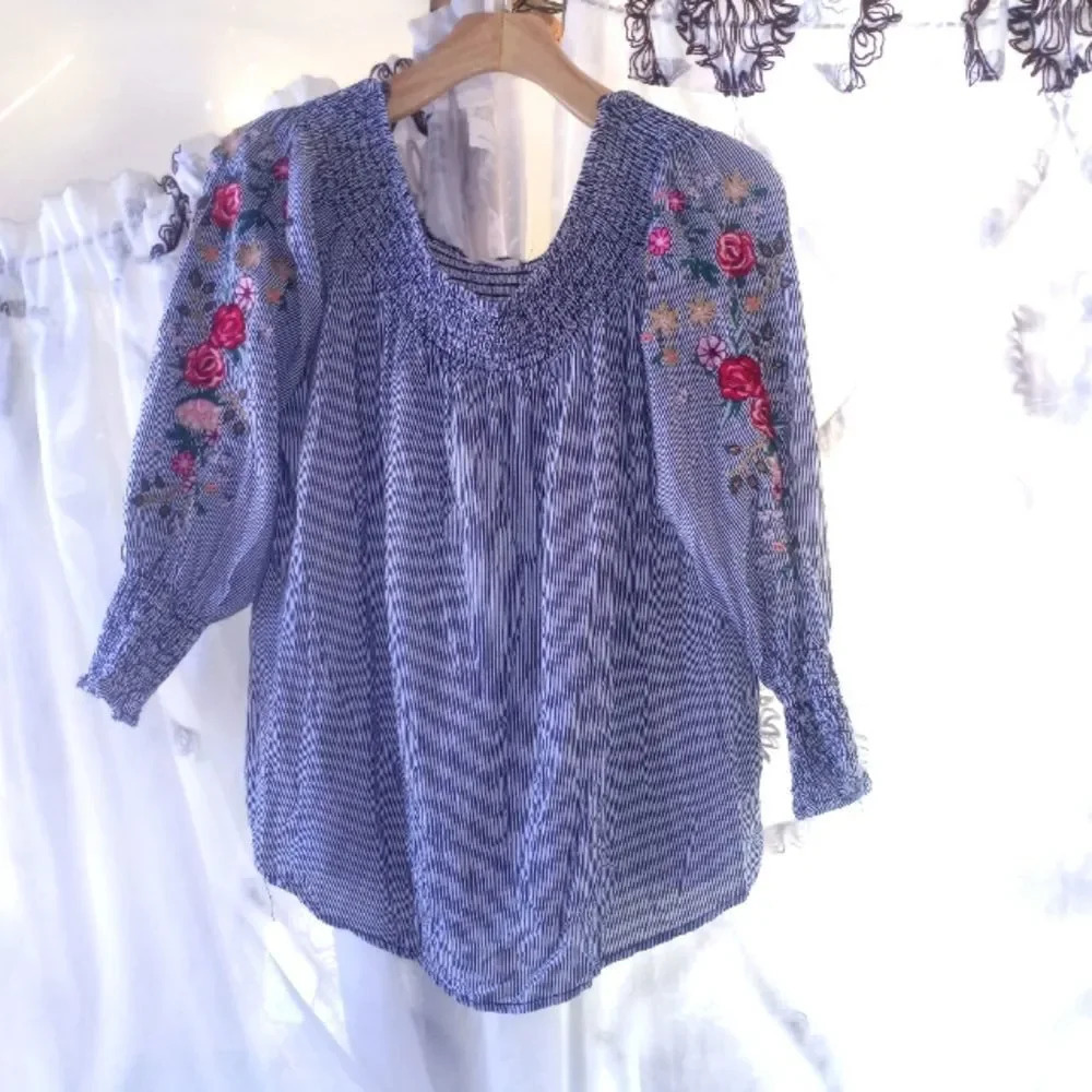 Miss Lili embroidery top size large. (Bag X )